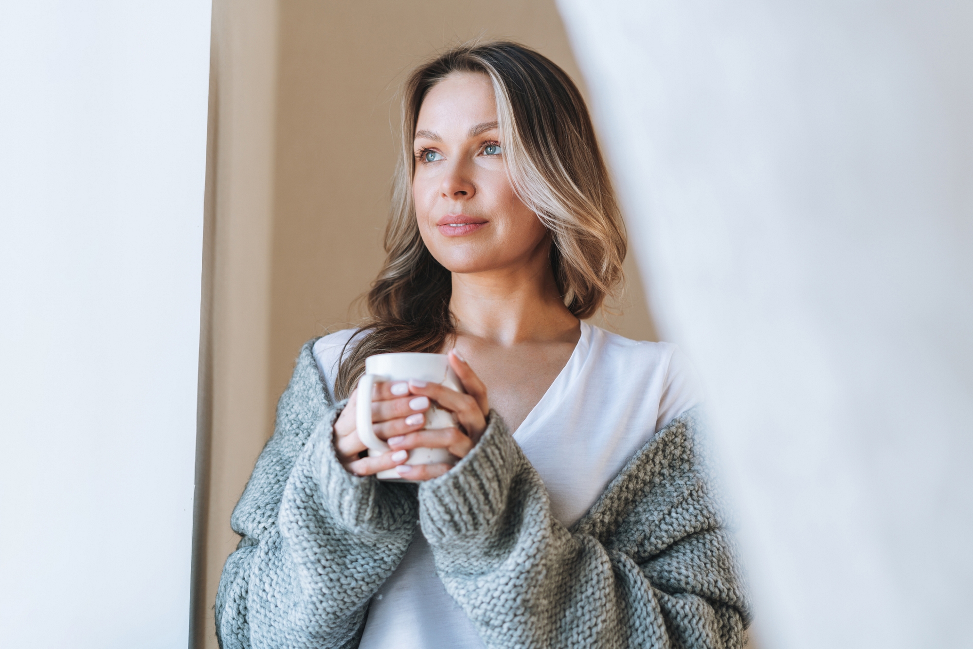 Frau hält eine Kaffeetasse