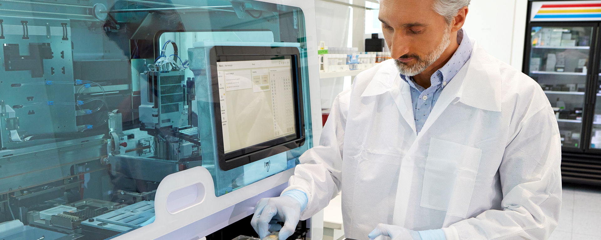 lab technician in molecular lab running lab tests