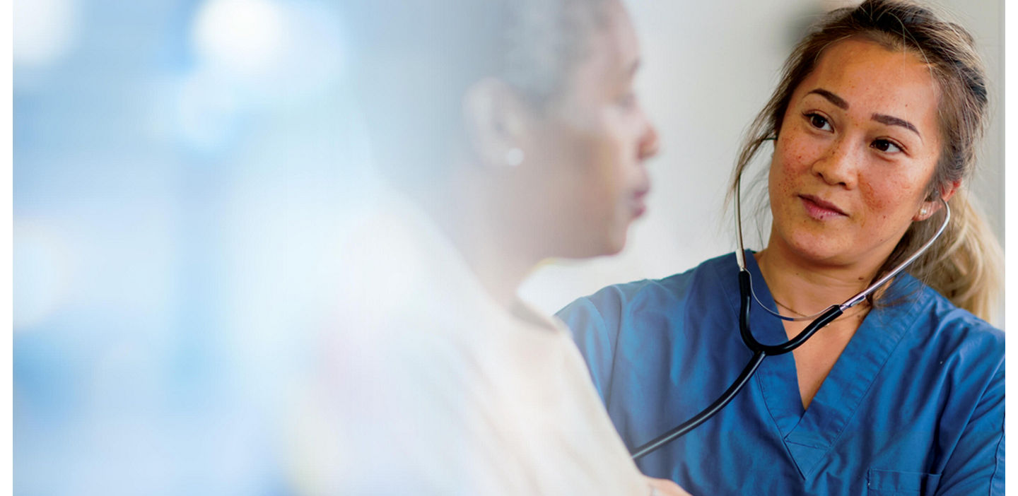 Personnel soignant utilisant une solution complète de PCR en biologie délocalisée de Roche