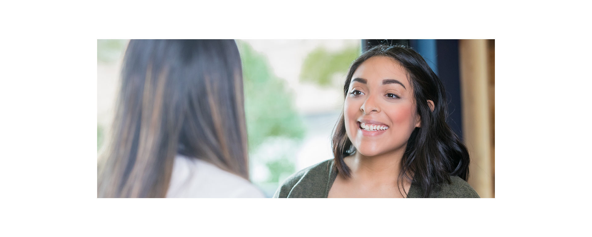 A general practitioner discusses urinalysis Point of Care solutions with a pregnant woman