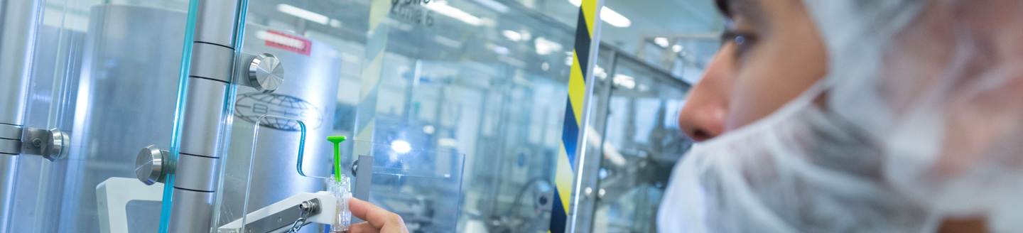 Wissenschaftler, der in einem Forschungs- und Entwicklungslabor von Roche arbeitet