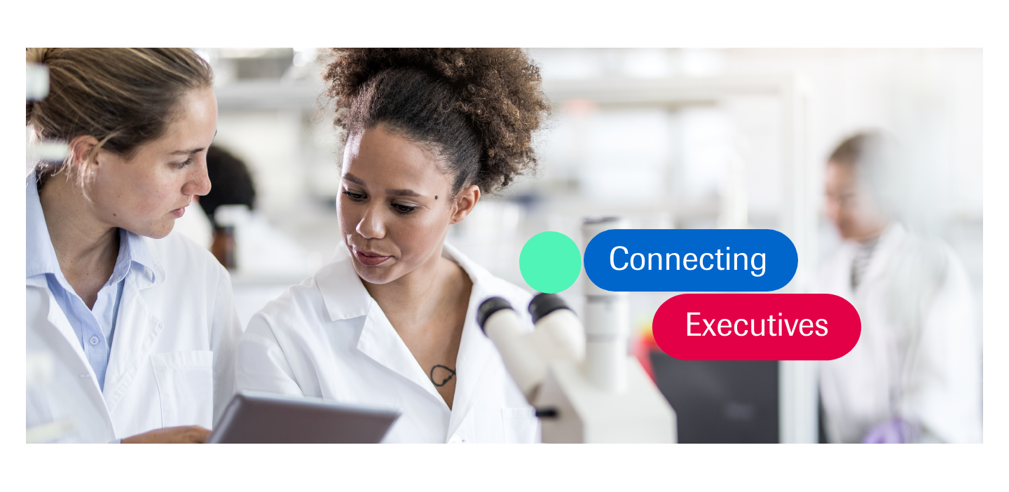 Deux femmes scientifiques utilisant un iPad en laboratoire