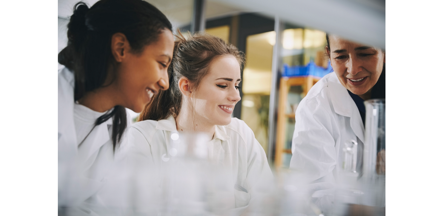 Trois femmes dans le laboratoire