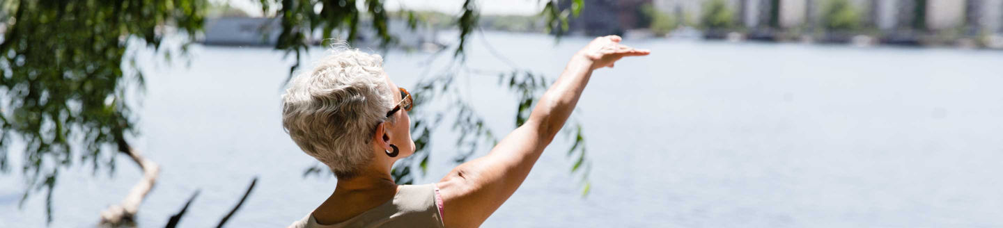 Femme âgée regardant un lac