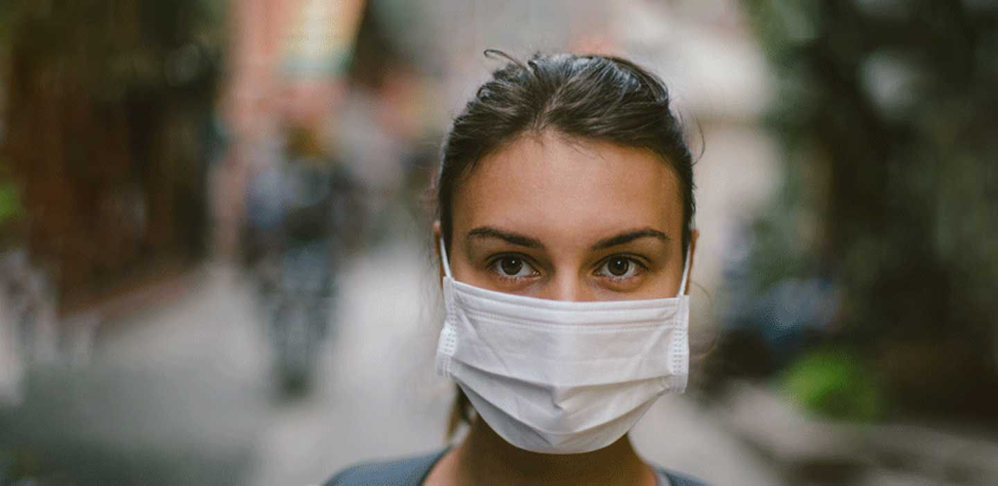 Mujer llevando una mascarilla