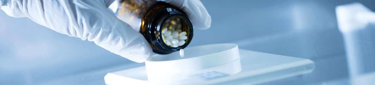 Arzt, der ein Fläschchen mit Antibiotika entleert
