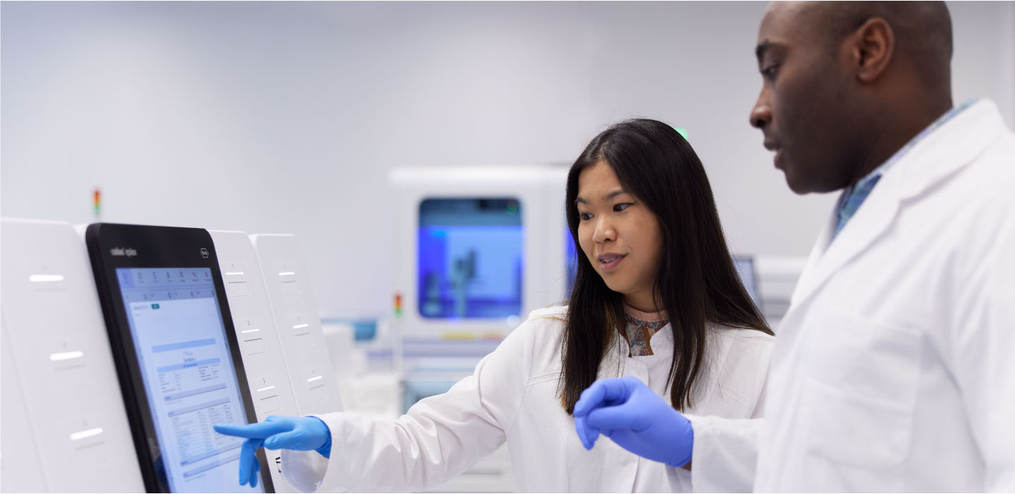 Scientifiques utilisant un système cobas eplex