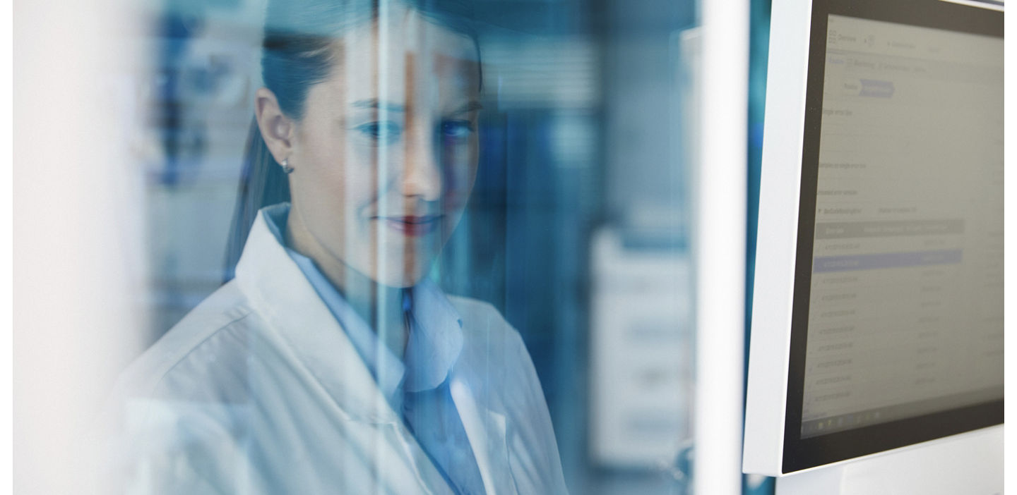 Tecnico di laboratorio che lavora sul sistema cobas® 6800